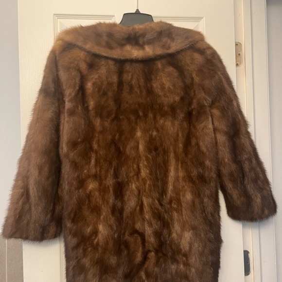 The bon Marche Fur salon belted mink coat. Classy, classi 1950s stylee fur coat! - Picture 9 of 13